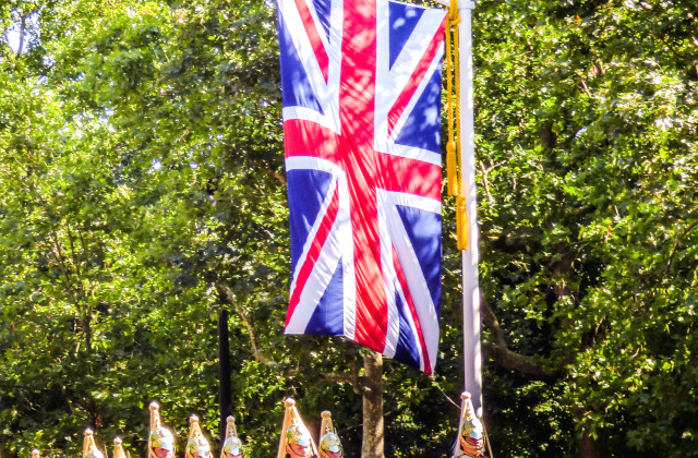 以love为题的英语美文_六年级万能英语作文4篇