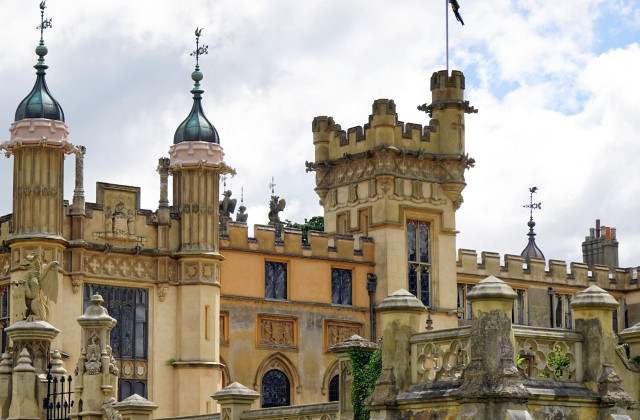 关于大学中遇到困难的英语作文_八级高分英语作文2篇
