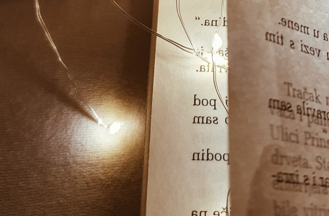 校园标语口号的英语作文_专八真题英语作文2篇